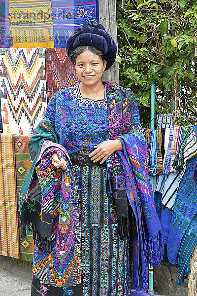 Eine Frau verkauft traditionelle Textilien in Santa Catarina Palopo im Departement Solola in Guatemala am Ufer des Atitlan-Sees  Zentralamerika.