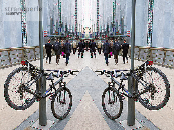 UMRISS EINES BÜROS. Digitale Fotocollage. La Defense  Paris.