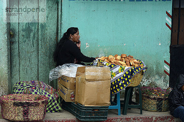 Frau verkauft Brot  Atitlan-See  Solola-Markt  Guatemala  Mittelamerika.
