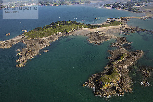 Frankreich  Bretagne  Ile-et-Villaine  Saint Jacut-de-la-Mer  die Inseln Hebihens (Luftaufnahme)