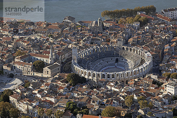 Frankreich  Bouches-du-Rhone  Arles historische Stadt  Luftaufnahme