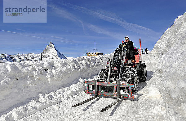 Schweiz  Kanton Waadt  Skigebiet Zermatt  Traktor im Schnee