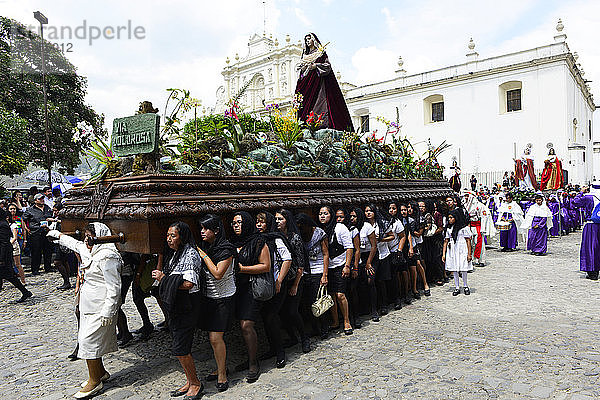 Büßer tragen das Bild der Heiligen Jungfrau der Schmerzen (Santisima Virgen de Dolores) bei der Prozession von Jesus Nazareno del Perdon in der Karwoche  Antigua  Guatemala  Mittelamerika.