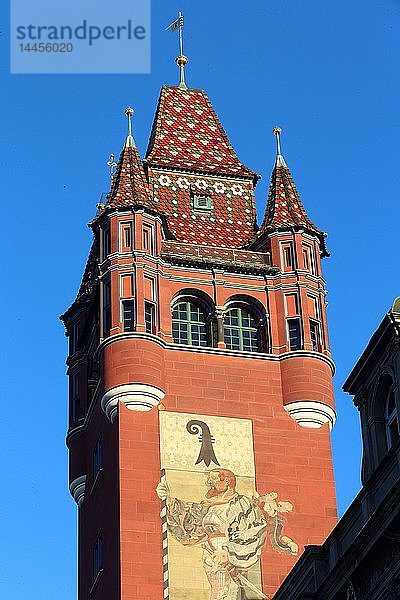 Turm des roten mittelalterlichen Basler Rathauses. Basel. Schweiz.