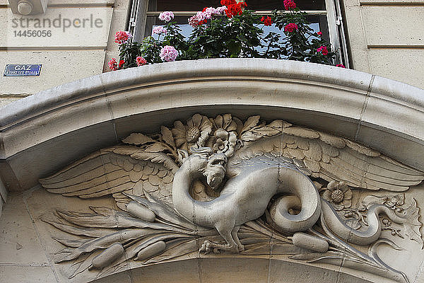 Frankreich  Paris  12. Arrondissement  Zoom auf eine steinerne Tierdekoration an einer Haustür eines Wohnblocks