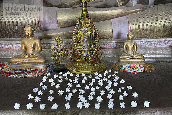 Sri Lanka  Kandy  Buddhistischer Tempel Gadaladeniya  Buddha-Statue