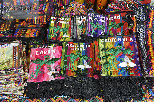Bunte traditionelle Textilhandtasche in Coban  Guatemala  Mittelamerika.