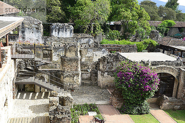 Hotel Museo Casa Santo Domingo in einem Kloster aus dem 19. Jahrhundert  das auch ein historisches Museum beherbergt  Antigua  Guatemala  Mittelamerika.
