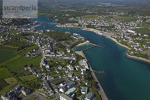 Frankreich  Bretagne  Finistere  AUDIERNE  Hafen und Touristenstadt Cap Sizun (Luftaufnahme)