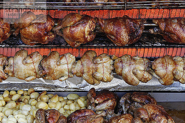 Frankreich  Markt  Zoom auf dem Grill mit gegrilltem Hähnchen und Kartoffeln