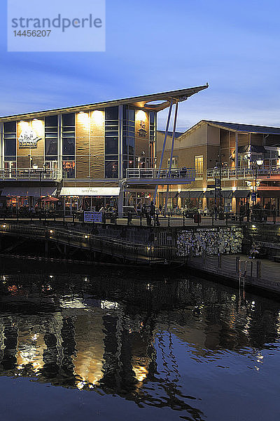 Großbritannien  Wales  Cardiff  Bucht  Skyline  Restaurants  Nachtleben