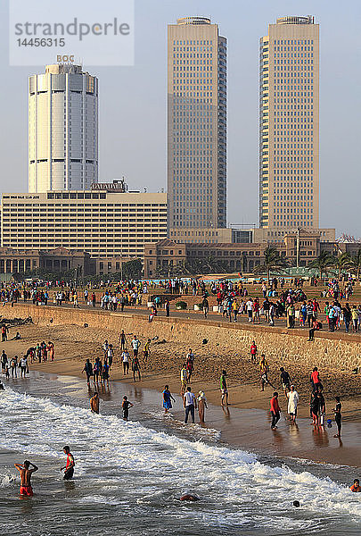 Sri Lanka; Colombo  Fort  Skyline  Galle Face Green  Strand  Menschen '