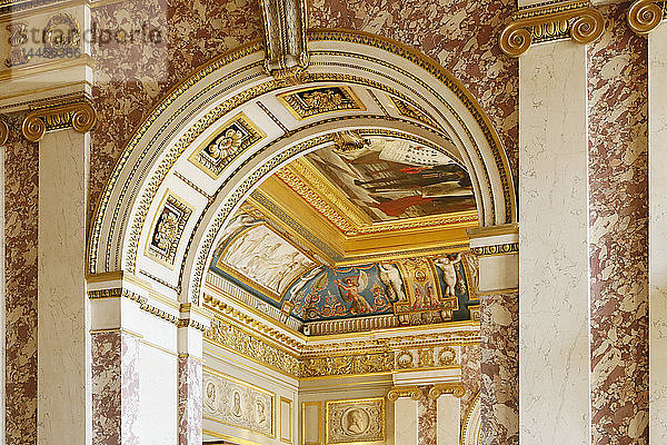 Paris 1. Arrondissement  Louvre-Museum. Säle mit Gemälden. Architektonisches Detail.