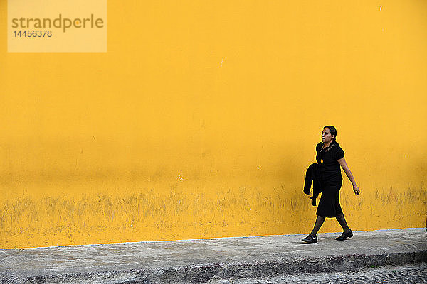 Frau auf einer Straße in Antigua während der Karwoche  Guatemala  Mittelamerika.