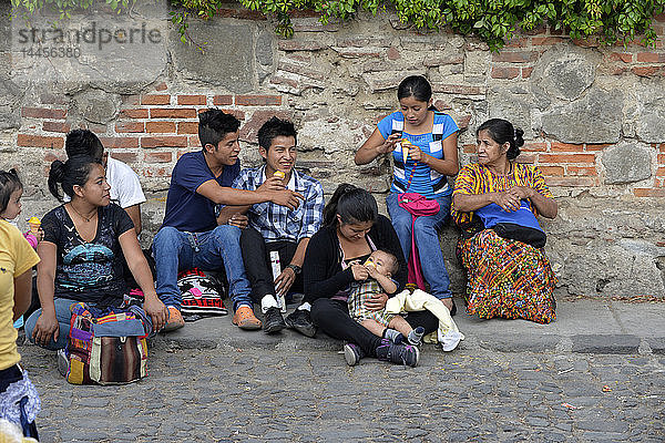 eine Familie in der Karwoche  Antigua  Guatemala  Mittelamerika.
