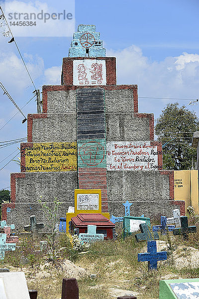 Farbenfrohe Gräber und Pyramidentonb   Chichi-Friedhof  Chichicastenango  Quiche  Guatemala  Zentralamerika.