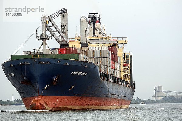 Containerschiff am Saigon-Fluss. Vietnam.