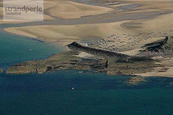 Frankreich  Bretagne  Cotes d'Armor  Erquy  Strand und Hafen von Golden Sands (Luftaufnahme)