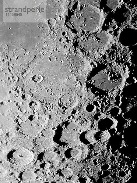 Nahaufnahme des Mondbodens und der Krater. Mondregion  die der offenen Ebene namens Deslandres entspricht.