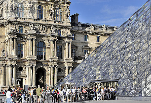 Frankreich  Paris  Louvre-Palast  Pyramide de Pei im Hof von Napoleon. Obligatorischer Kredit: Architecte Ieoh Ming Pei