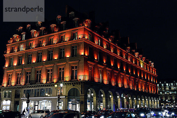 Frankreich  Paris  alte Geschäfte des Louvre beleuchtet