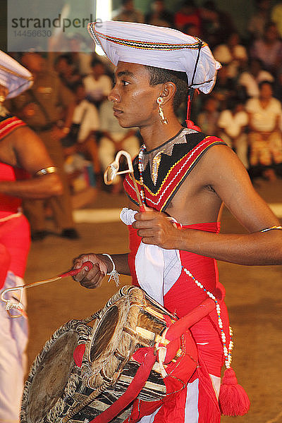 Sri Lanka; Colombo  Navam Perahera  Festival  Musiker  Schlagzeuger '