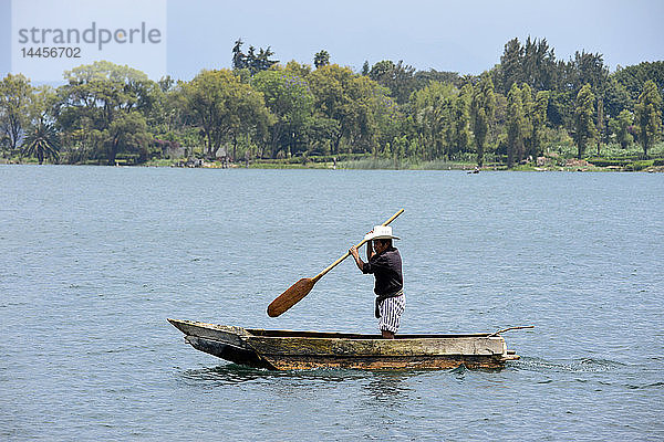 Ein Boot auf dem Atitlan-See in Guatemala  Mittelamerika.