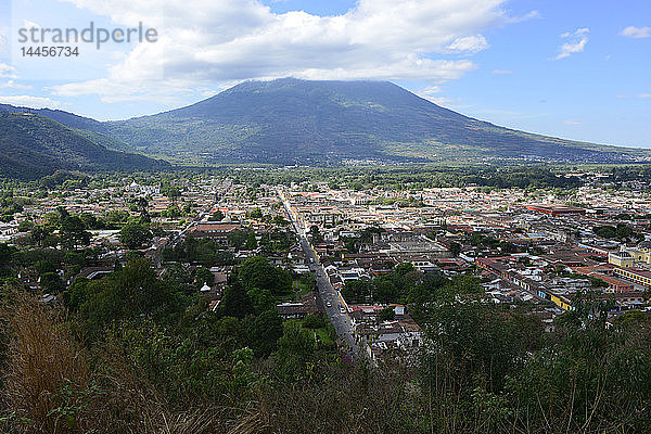 Blick vom Mirador de la Cruz  Antigua  Guatemala  Mittelamerika.