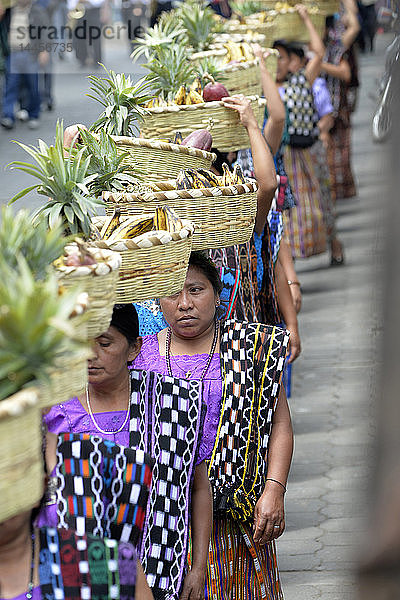 Frauenprozession in San Pedro la Laguna  Atitlansee  Guatemala  Mittelamerika.