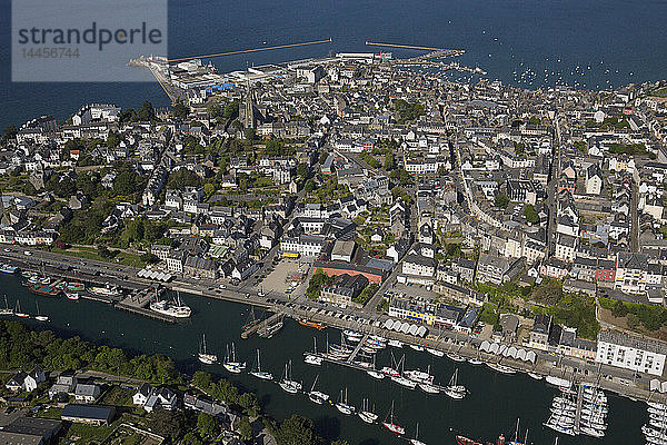 Frankreich  Bretagne  Finistere  Douarnenez  die Stadt  der Port-Rhu (Luftaufnahme)