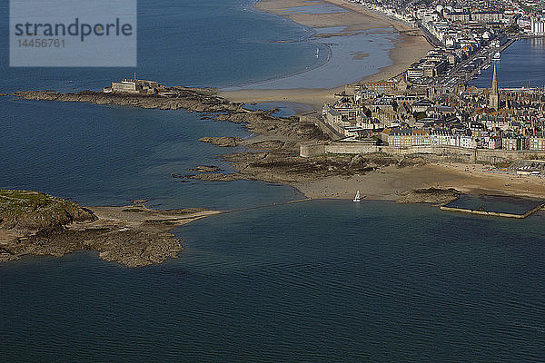 Frankreich  Bretagne  Ile-et-Villaine  Saint-Malo und historische Hafenstadt (Luftaufnahme)
