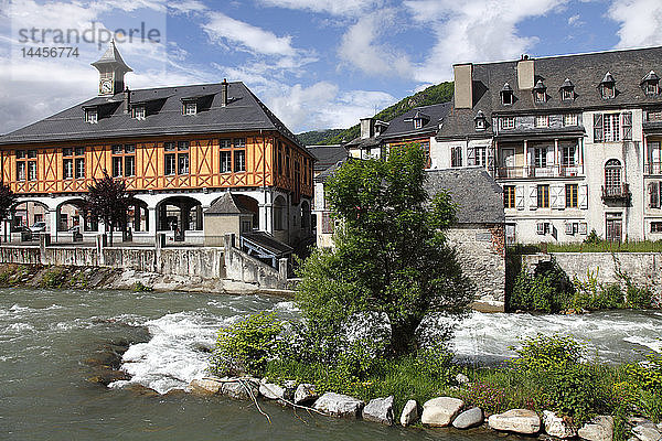 Frankreich  Okzitanien  Departement Hautes Pyrenees (65)  Arreau  Rathaus und Fluss Louron