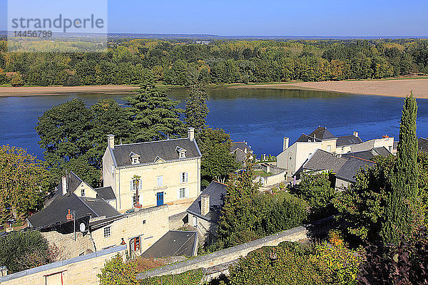 Frankreich  Pays de la Loire  Departement Maine et Loire (49)  Anjou  Montsoreau (die schönsten Dörfer Frankreichs)  das Dorf und die Loire