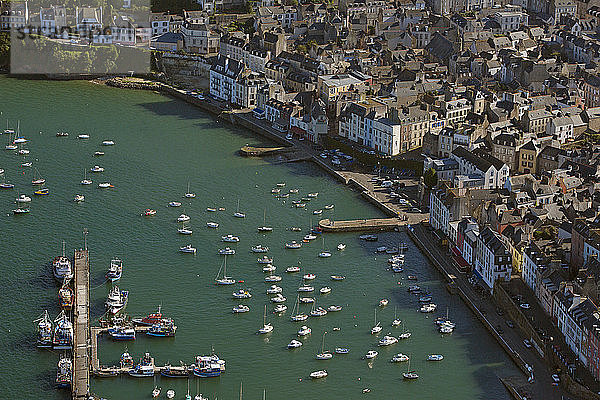 Frankreich  Bretagne  Finistere  Douarnenez  Fischereihafen (Luftaufnahme)