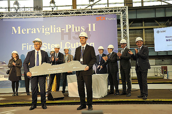 Frankreich  Region Pays de La Loire  Werft STX in der Stadt Saint-Nazaire  Zeremonie des ersten Stahlzuschnitts eines neuen Linienschiffs für MSC  Präsentation des Modells des zukünftigen Schiffs.