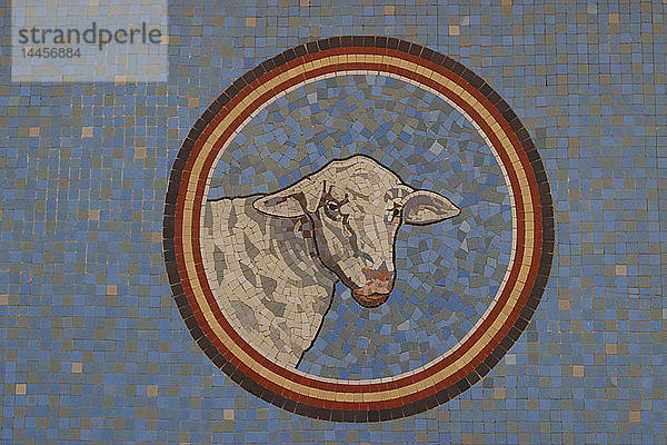 Frankreich  Paris (8. Arrondissement)  Zoom auf eine Mosaikdekoration in einer alten Metzgerei