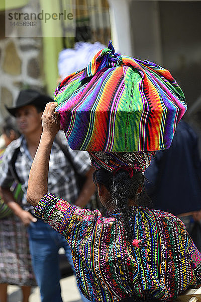 Maya-Frau mit einem Bündel auf dem Kopf auf dem Markt  Atitlan-See  Solola  Guatemala  Mittelamerika.