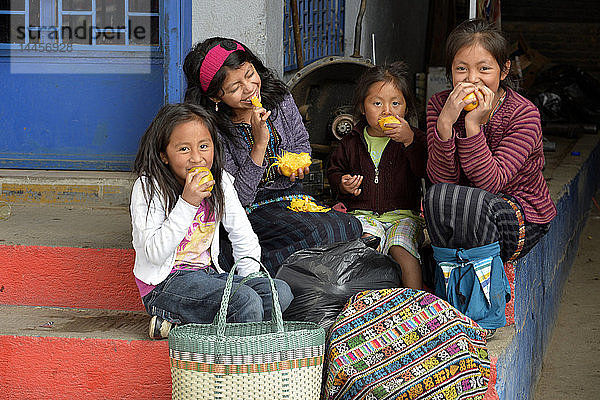 Junge Mädchen essen Früchte  Atitlan-See  Solola-Markt  Guatemala  Mittelamerika.