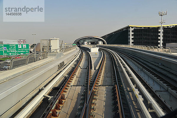 Vereinigte Arabische Emirate  Dubai  Metro grünes Licht  Werbung Emirate