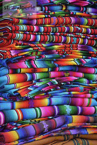 Taschentücher. Sonntagsmarkt. Chichicastenango  Guatemala  Mittelamerika.