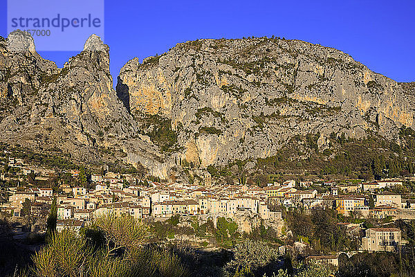 Frankreich  Alpes-de-Haute-Provence  Moustiers-Sainte-Marie  Übersicht