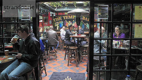 Irland  Dublin  Temple Bar  Pub  Menschen  Freizeit