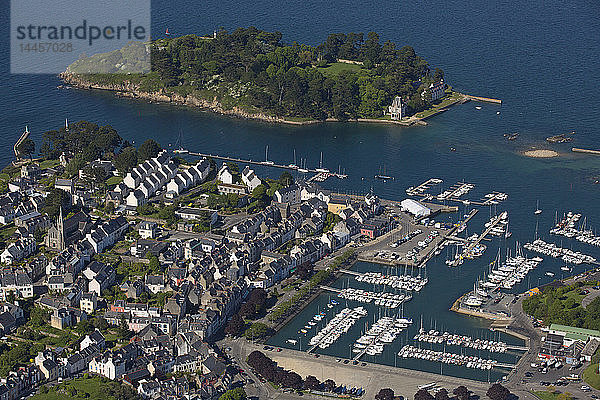 Frankreich Bretagne  Finistere  Treboul  die Stadt  der Hafen und die Insel Tristan (Luftaufnahme)