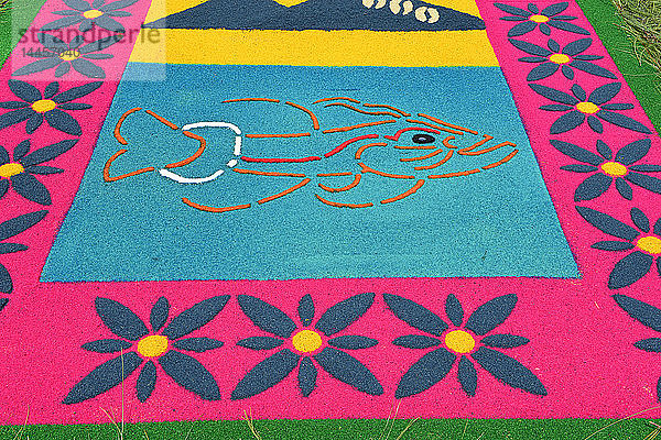 Traditioneller Blumenteppich  hergestellt für die Karwoche  Antigua  Guatemala  Mittelamerika.