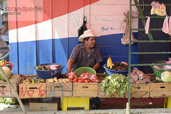 Straßenmarkt in Livingston  Guatemala  Mittelamerika.