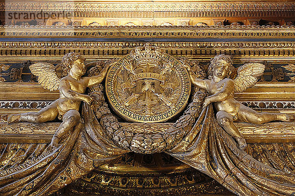 Paris 1. Arrondissement  Louvre-Museum. Zimmer mit Alkoven. Nahaufnahme der Dekoration des Alkovenbettes von Ludwig XIV.