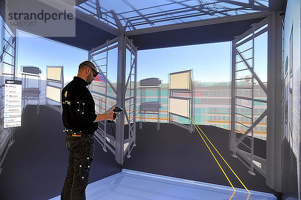 Frankreich  Industriezentrum für virtuelle Realität in der Stadt Montoir-de-Bretagne in der Nähe von Saint-Nazaire  ermöglicht es Unternehmen  ihre zukünftigen Produkte in einer 3D-Welt zu betrachten und zu testen  Betreiber in einem virtuellen Modell eines Schiffes.