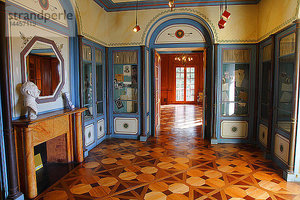 Frankreich  Aquitanien  Pyrenäen Atlantiques (64)  Baskenland  Provinz Labourd  Haus Edmond Rostand (Museum)  blaues Wohnzimmer