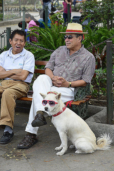 Mann mit Hund in Antigua  Guatemala  Mittelamerika.