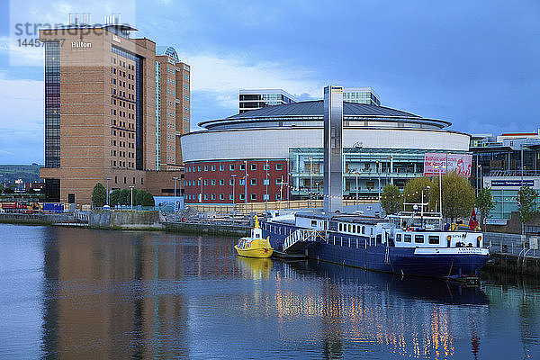 Vereinigtes Königreich  Nordirland  Belfast  Hilton  Waterfront Building  Lastkahn  Fluss Lagan